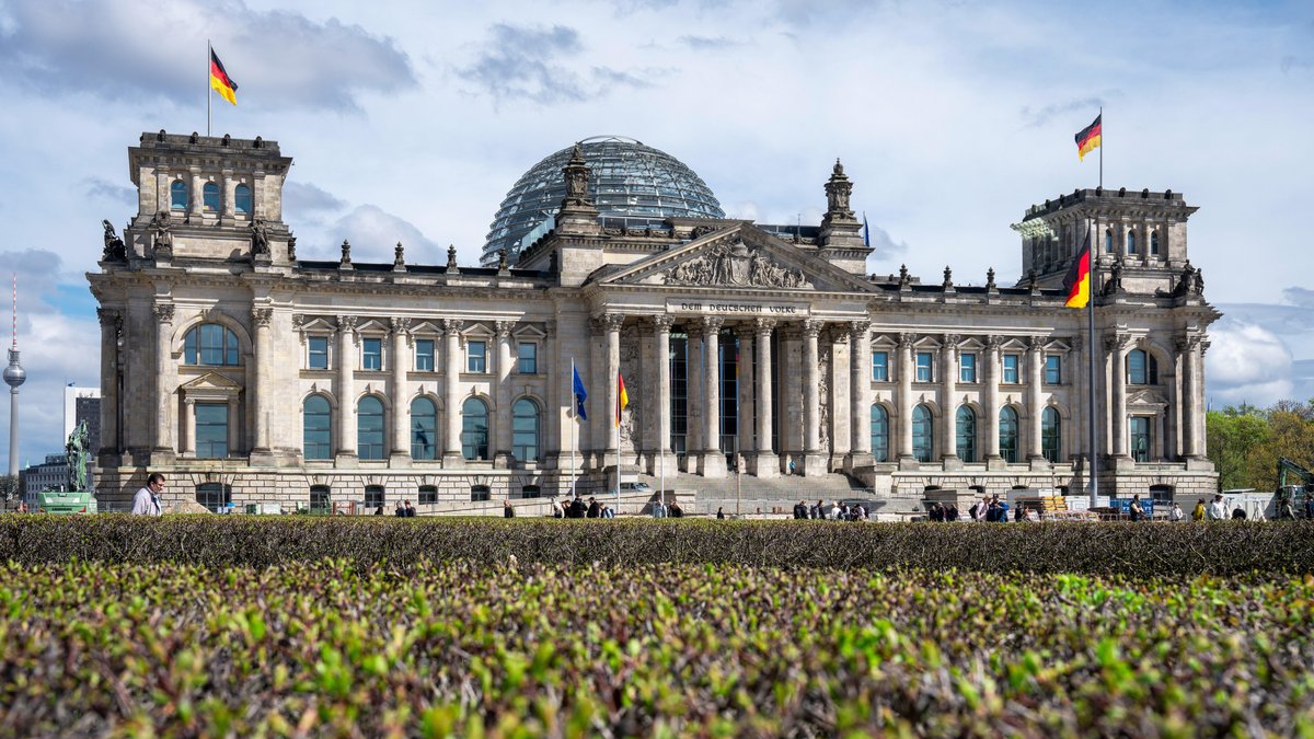 Das beflaggte Reichstagsgebäude in Berlin