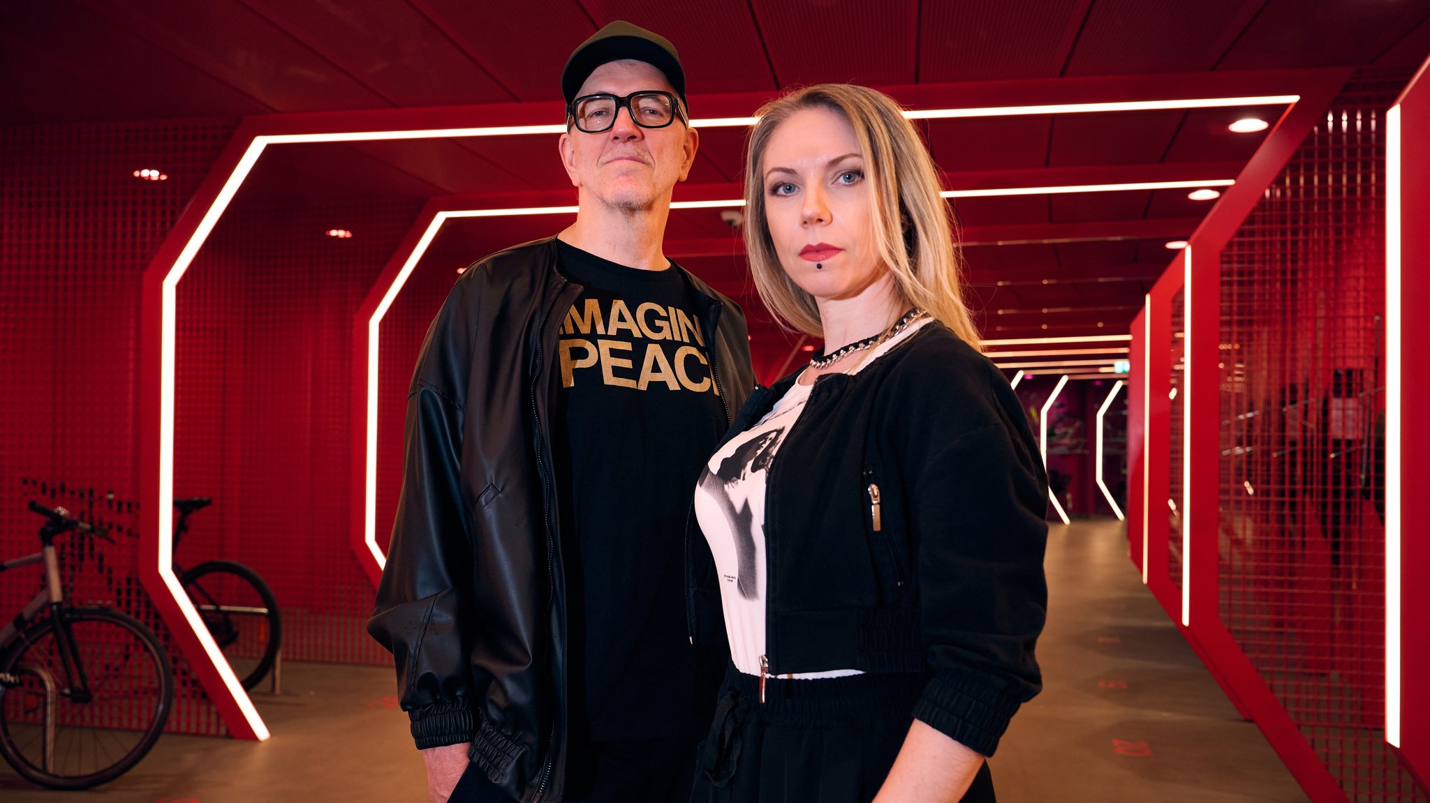 Ellen Dosch-Roeingh und DJ Motte (Matthias Roeingh) stehen in einem erleuchteten Raum | Bild: Tomasz-Tworek Ellen Dosch-Roeingh und DJ Motte (Matthias Roeingh) stehen in einem erleuchteten Raum