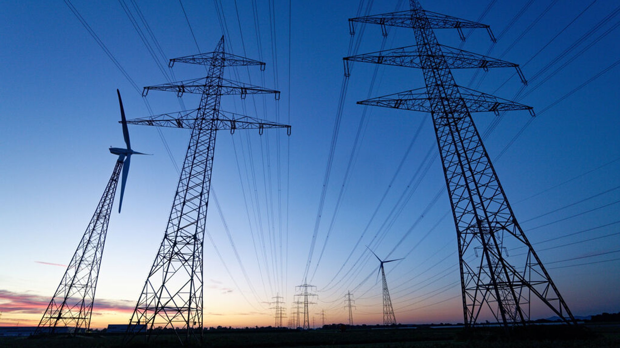 Windräder und Hochspannungsleitungen, aufgenommen am Morgen. (Symbolbild) | Bild: dpa-Bildfunk/Henning Kaiser Windräder und Hochspannungsleitungen, aufgenommen am Morgen. (Symbolbild)