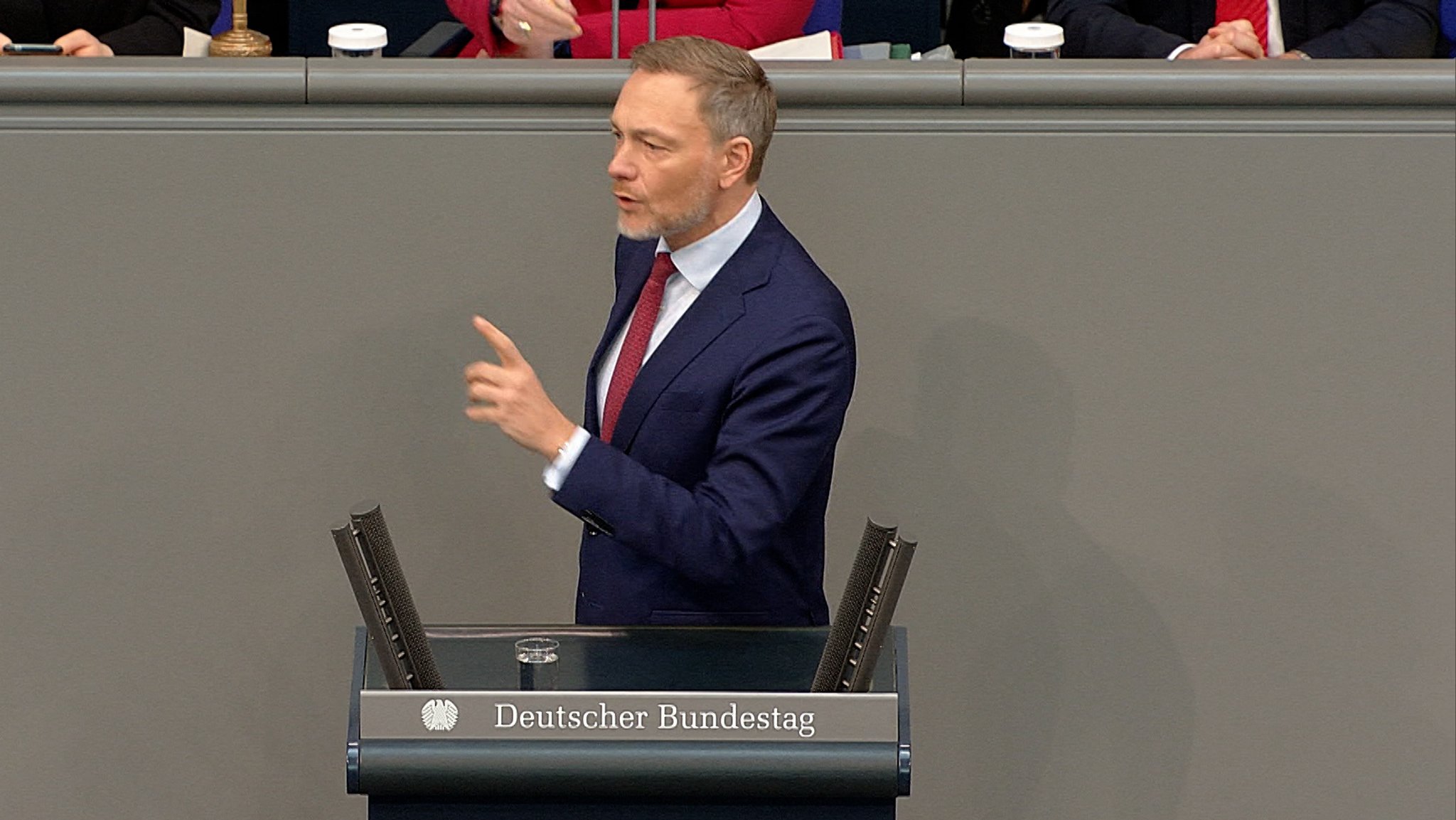 Weiter Debatte über Schuldenbremse - Lindner verteidigt Etat 