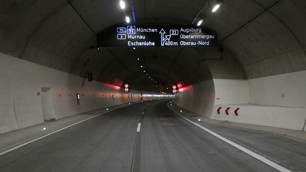 Eine Tunnelröhre des neuen Tunnels Oberau - Anzeigentafeln weisen den Autofahrern zukünftig den Weg. 