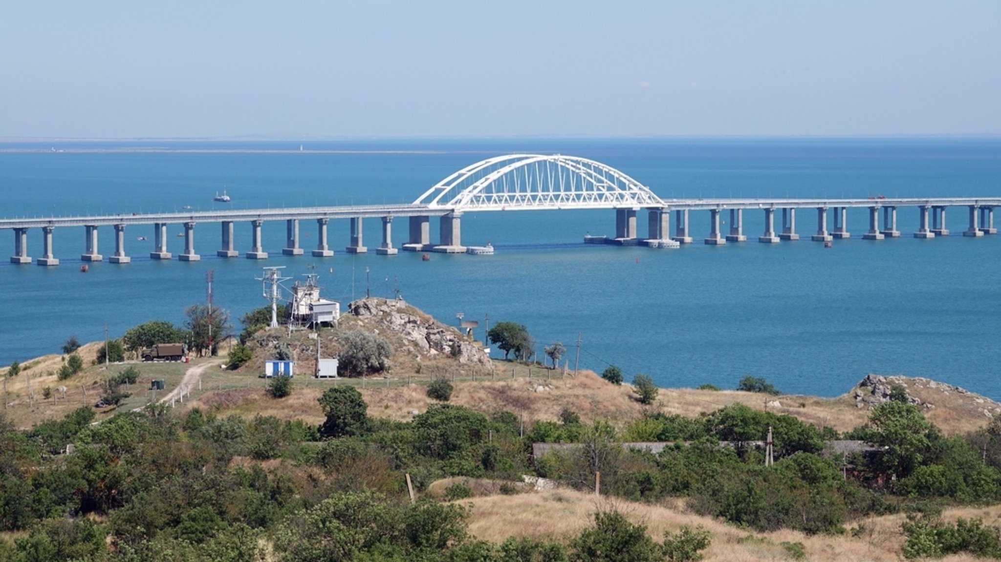 Archivbild: Die Krim-Brücke erstreckt sich zwischen Kertsch auf der Krim-Halbinsel und dem russischen Festland. | Bild: dpa-Bildfunk/Ulf Mauder Archivbild: Die Krim-Brücke erstreckt sich zwischen Kertsch auf der Krim-Halbinsel und dem russischen Festland.