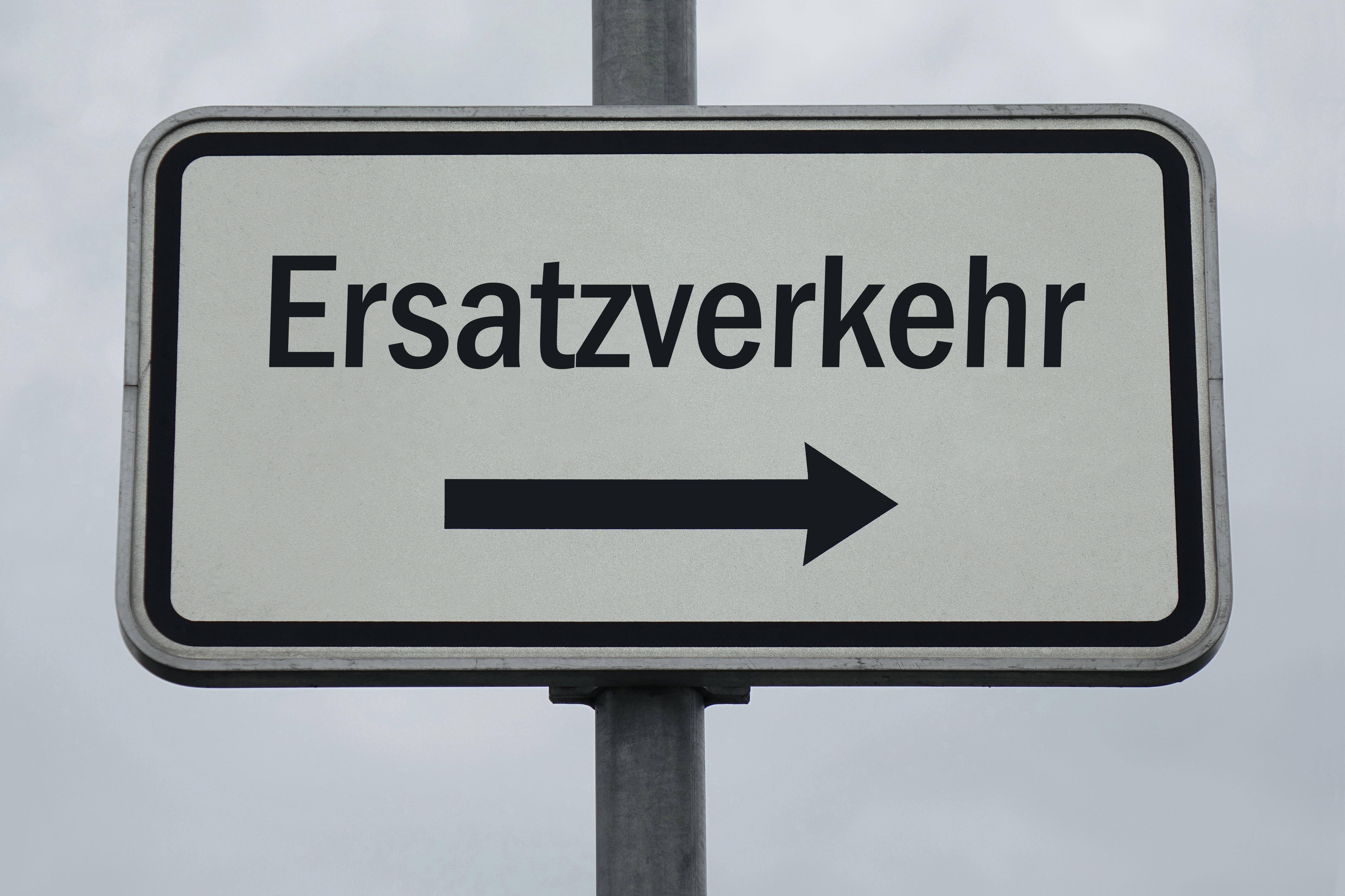 Schild mit Aufdruck: Ersatzverkehr eingerichtet