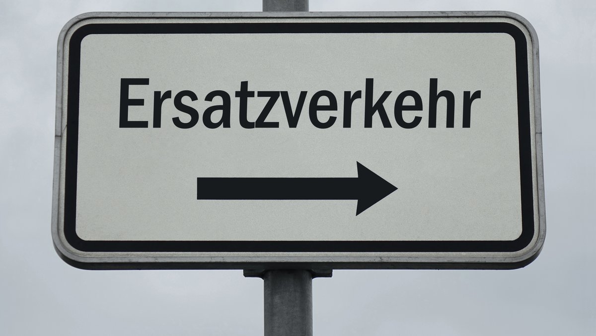 Schild mit Aufdruck: Ersatzverkehr eingerichtet