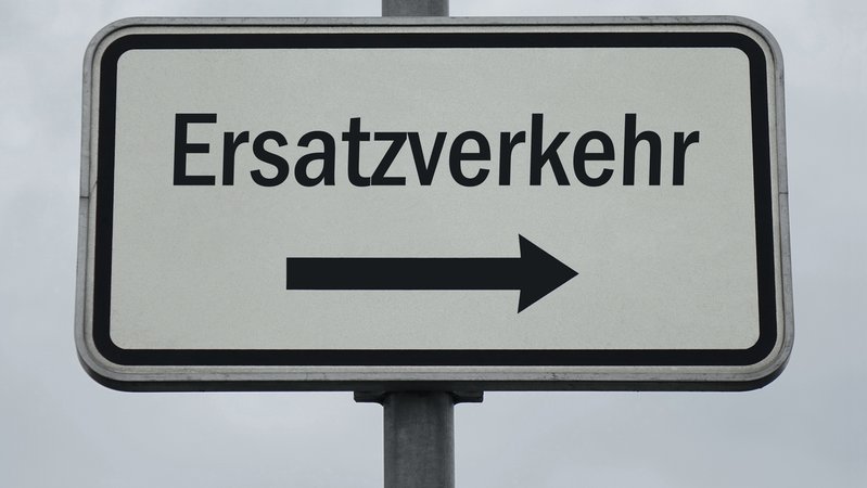 Schild mit Aufdruck: Ersatzverkehr eingerichtet | Bild: picture alliance/dpa | Sascha Steinach Schild mit Aufdruck: Ersatzverkehr eingerichtet