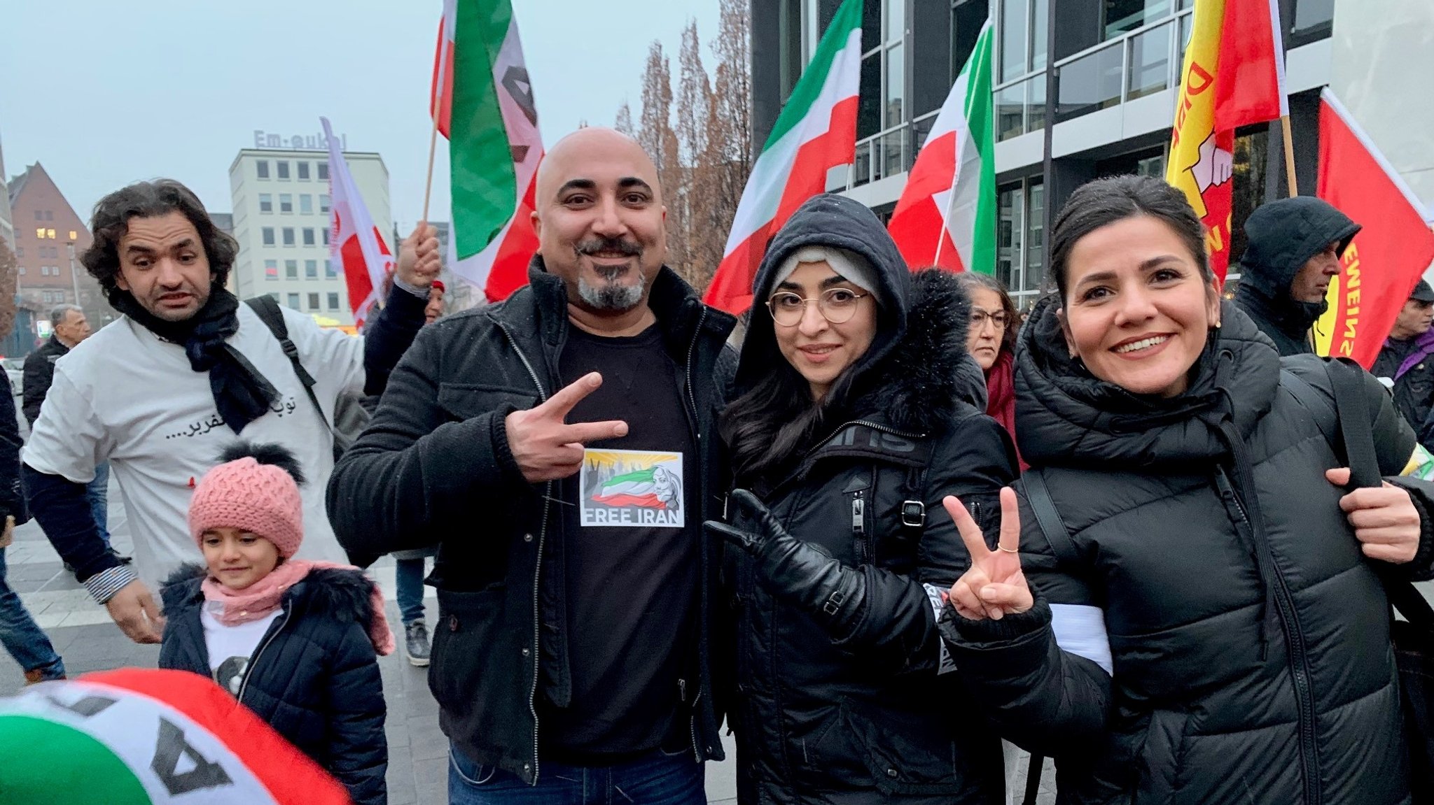 Männer und Frauen mit iranischen Flaggen bei einer Demonstration in Nürnberg.