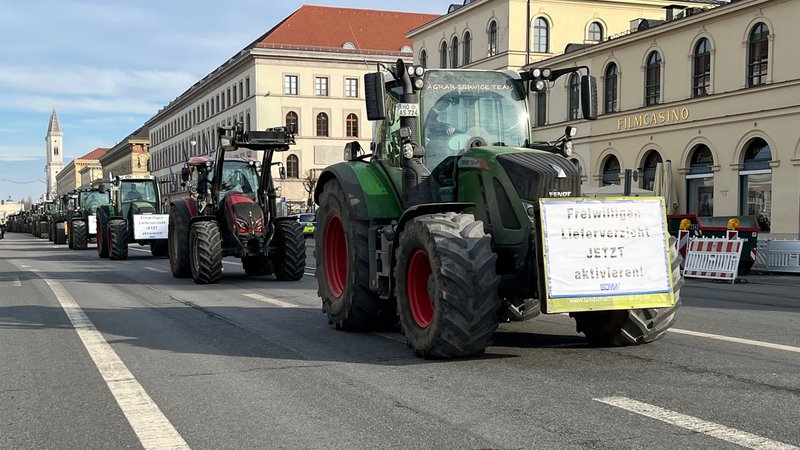 Landwirte fahren im Konvoi mit ihren Schleppern und angebrachten Transparenten am Odeonsplatz in Richtung Innenstadt. | Bild: BR / Tobias Betz Landwirte fahren im Konvoi mit ihren Schleppern und angebrachten Transparenten am Odeonsplatz in Richtung Innenstadt.