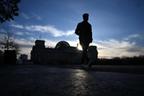 24.02.2025, Berlin: Ein Mann geht am Morgen vor dem Reichstagsgebäude. Am Vortag fand die vorgezogene Wahl zum 21. Deutschen Bundestag statt. Foto: Julian | Bild:dpa-Bildfunk/Julian Stratenschulte