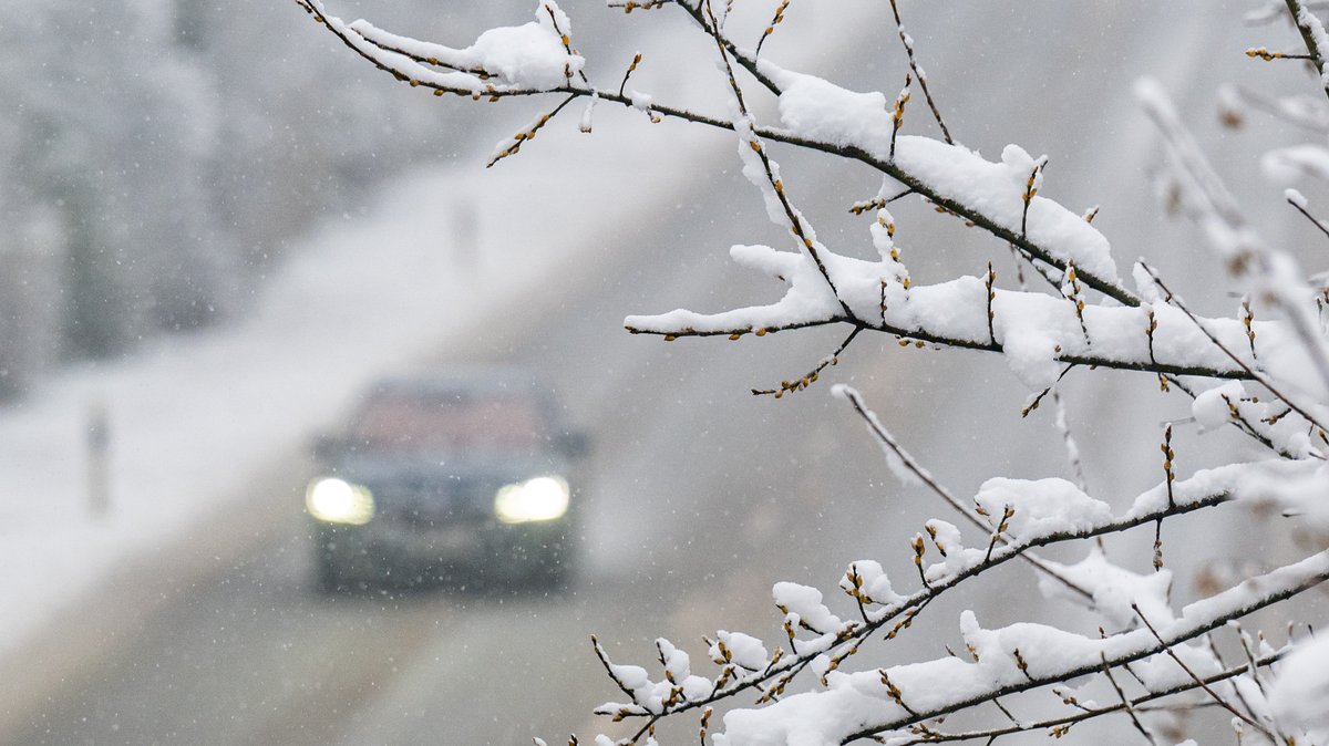 Dutzende Unfälle - und Warnung vor starkem Schneefall in Bayern