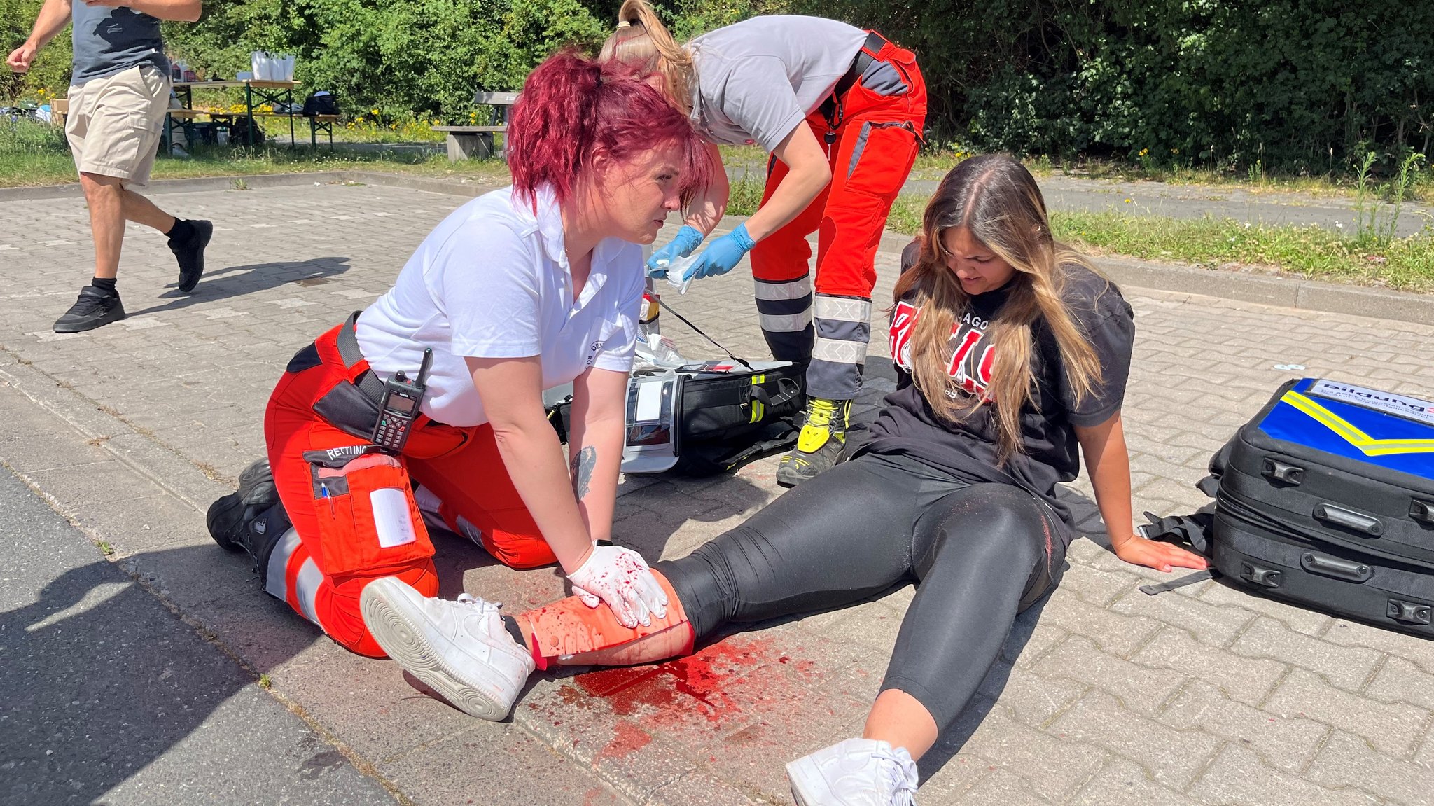 Eine Notfallsanitäterin behandelt eine Verletzte bei einer Übung. 