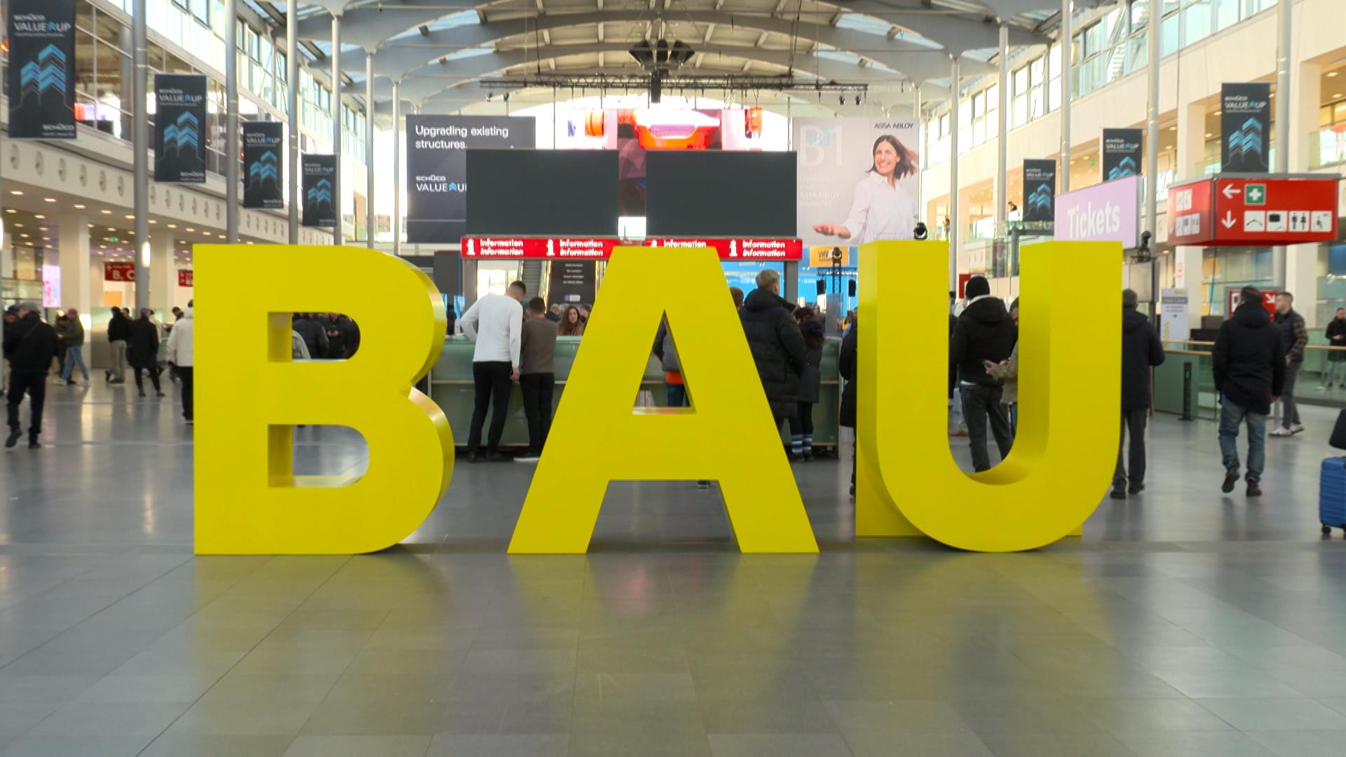 Das Logo der Messe "BAU" steht in großen Buchstaben auf dem Messegelände.