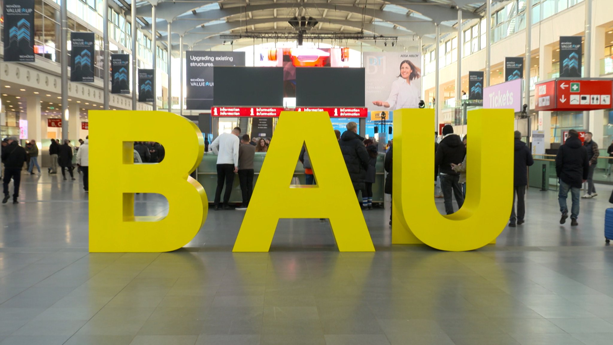 Das Logo der Messe "BAU" steht in großen Buchstaben auf dem Messegelände.