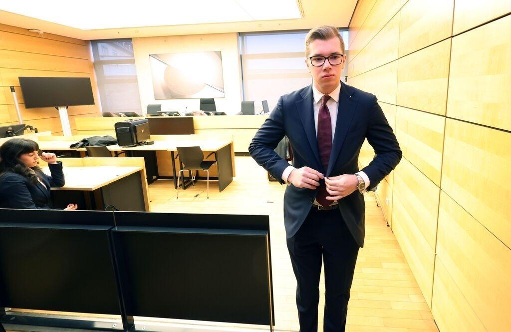 Daniel Halemba geht vor Prozessbeginn aus dem Gerichtssaal, um vor Journalisten ein Statement abzugeben.