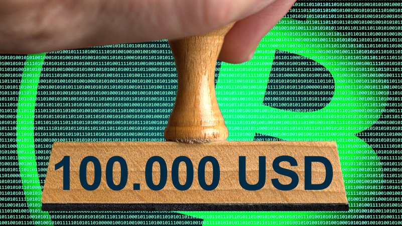 Hand mit einem 100.000-Dollar-Stempel vor Bitcoin-Logo | Bild: picture alliance / Torsten Sukrow Hand mit einem 100.000-Dollar-Stempel vor Bitcoin-Logo