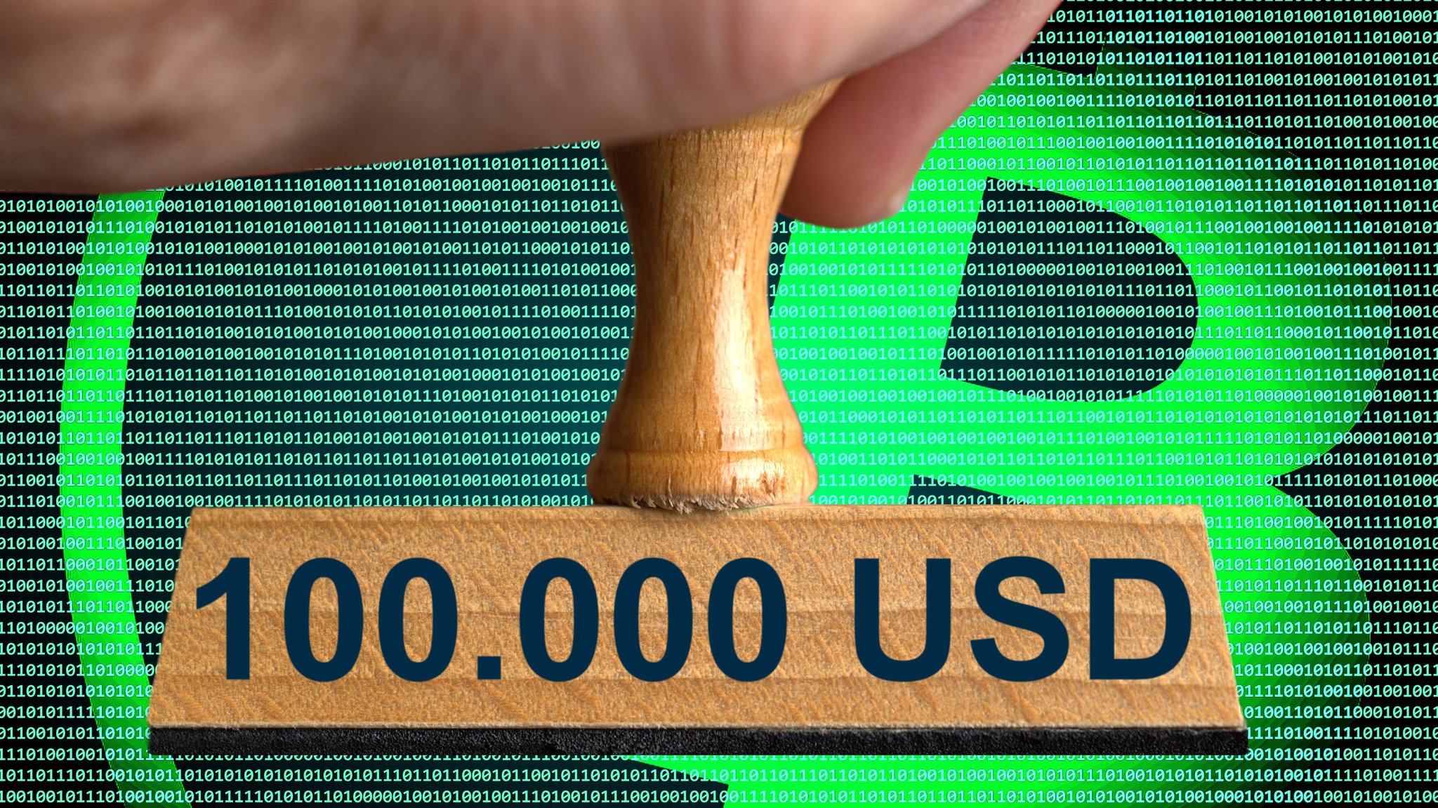 Hand mit einem 100.000-Dollar-Stempel vor Bitcoin-Logo