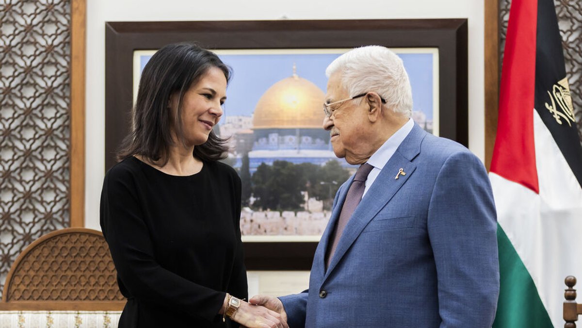Außenministerin Baerbock bei einem Treffen mit Palästinenserpräsident Mahmud Abbas im März. (Archivbild)