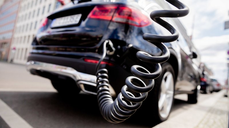 in Auto mit Plug-in-Hybrid-Antrieb lädt an einer Ladesäule. | Bild: dpa-Bildfunk/Christoph Soeder in Auto mit Plug-in-Hybrid-Antrieb lädt an einer Ladesäule.