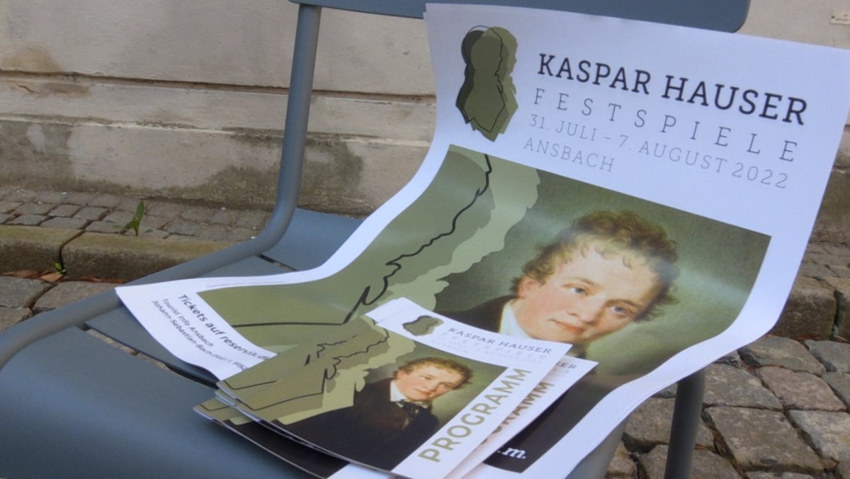 Plakat und Programmheft der Kaspar-Hauser-Festspiele auf einem Stuhl