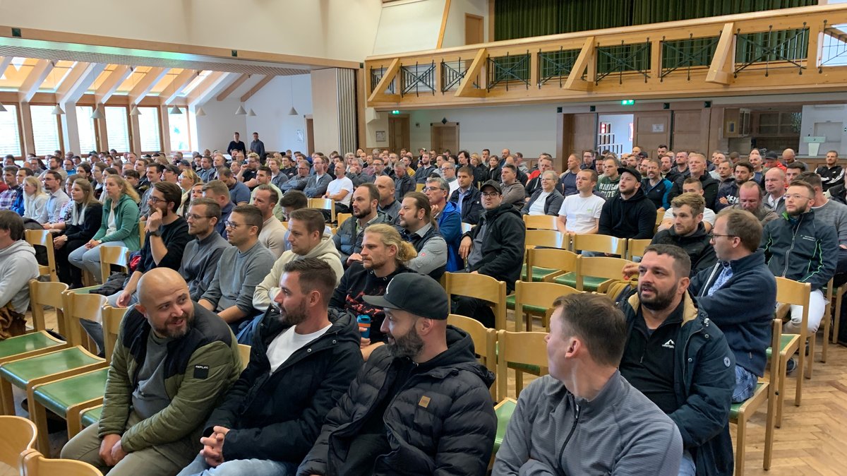 Betriebsversammlung für die von drohender Arbeitsplatzverlagerungen betroffenen Mitarbeiter des Valeo-Elektromotorenwerks in Mellrichstadt