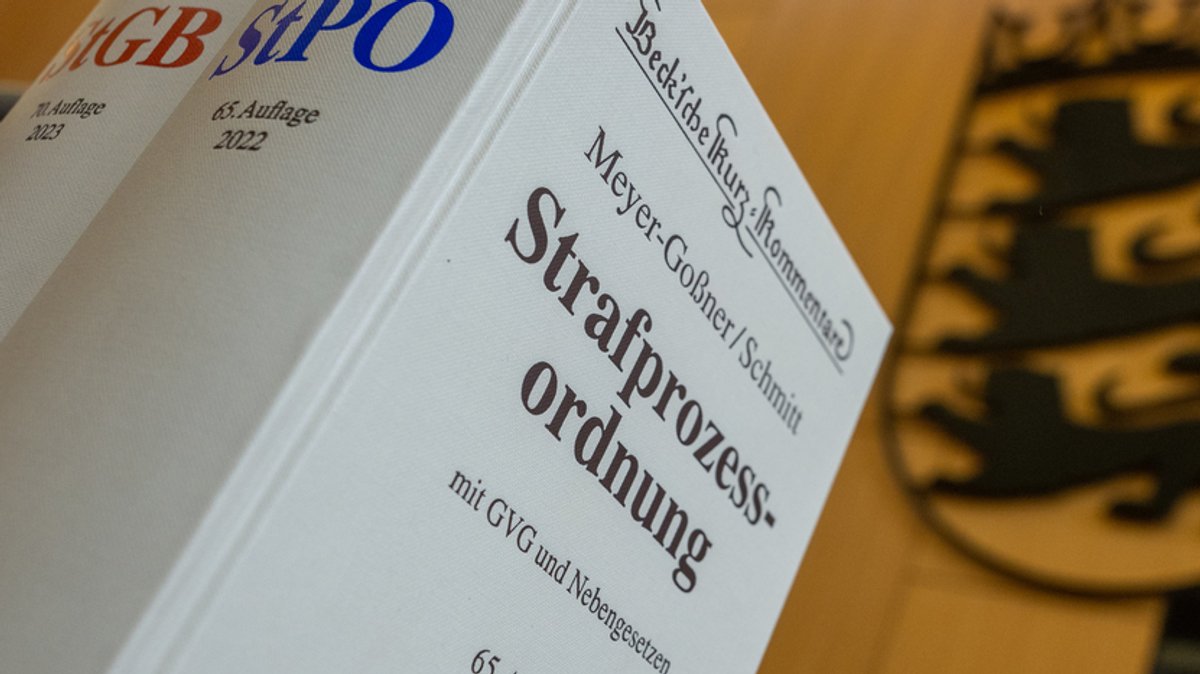 In einem Gericht in Baden-Württemberg stehen in einem Sitzungssaal eine Strafprozessordnung und ein Strafgesetzbuch.
