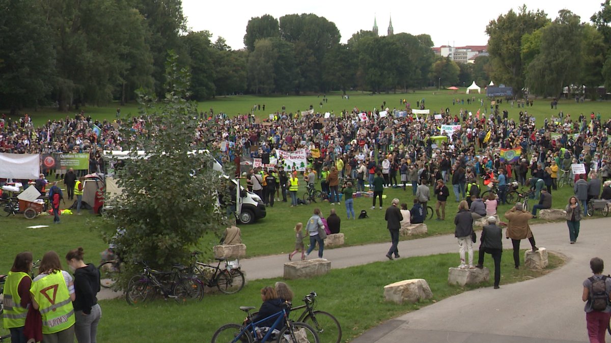 In Nürnberg waren rund 700 Demonstranten von Fridays for Future zu einer Kundgebung auf der Wöhrder Wiese zusammengekommen. 