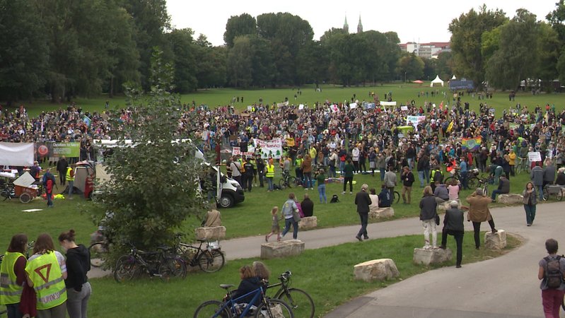 In Nürnberg sind rund 700 Demonstranten von Fridays for Future zu einer Kundgebung auf der Wöhrder Wiese zusammengekommen. 