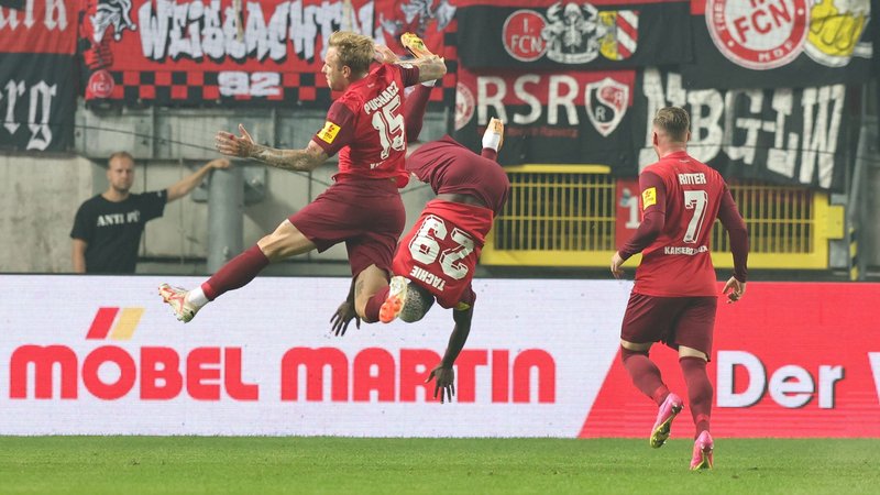 Kaiserslauterns Spieler feiern ein Tor gegen den 1. FC Nürnberg