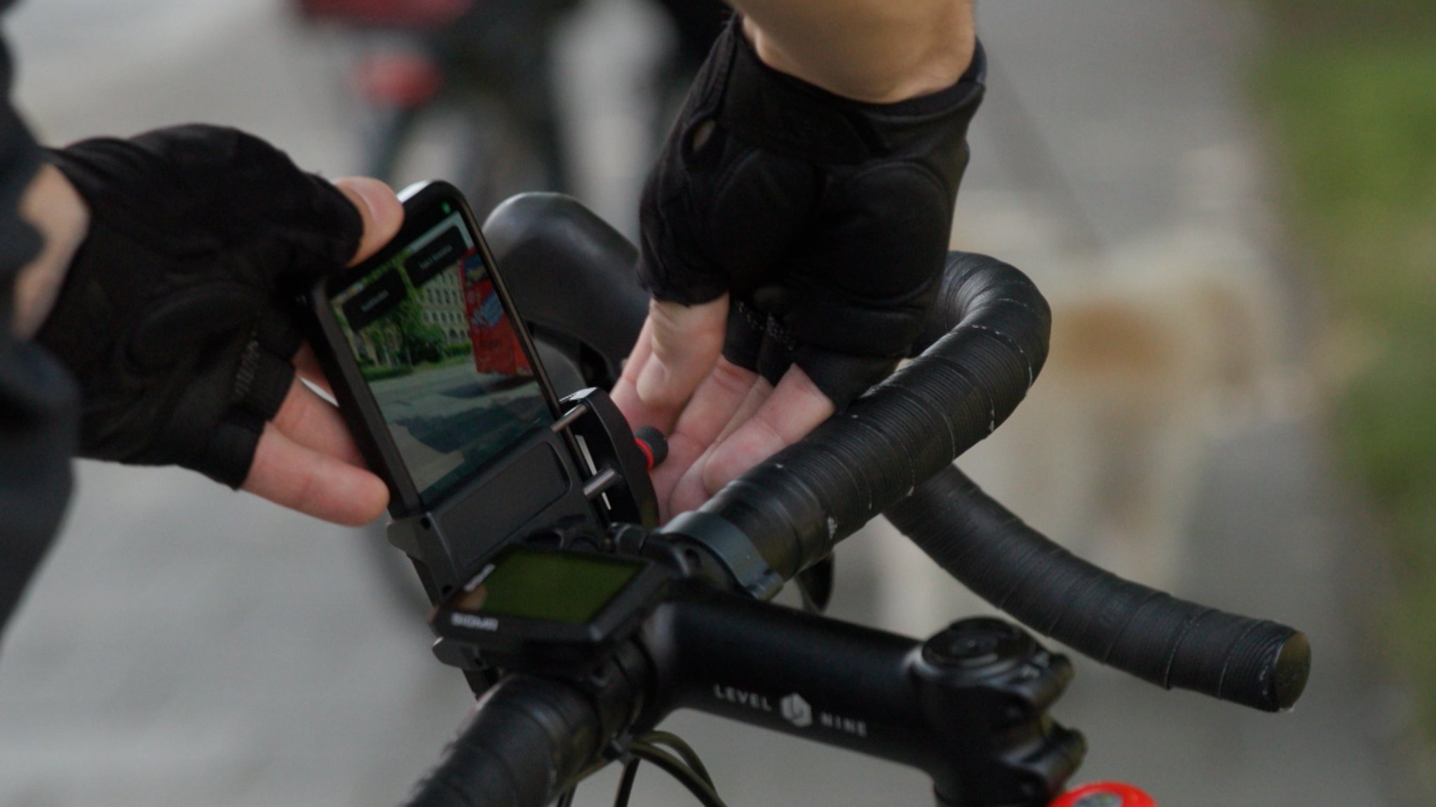 Ein Radfahrer nutzt die App "Go-Bike" bei seiner Fahrt. | Bild: BR/Harald Schulze Ein Radfahrer nutzt die App "Go-Bike" bei seiner Fahrt.
