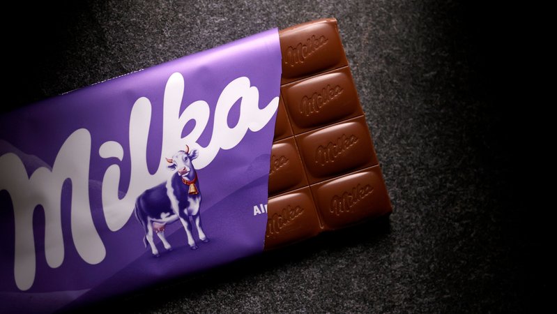 Eine 90g-Tafel Schokolade der Marke Milka Schokolade Alpenmilch des US-amerikanischen Nahrungsmittelkonzerns Mondelez | Bild: picture alliance / Panama Pictures | Christoph Hardt Eine 90g-Tafel Schokolade der Marke Milka Schokolade Alpenmilch des US-amerikanischen Nahrungsmittelkonzerns Mondelez