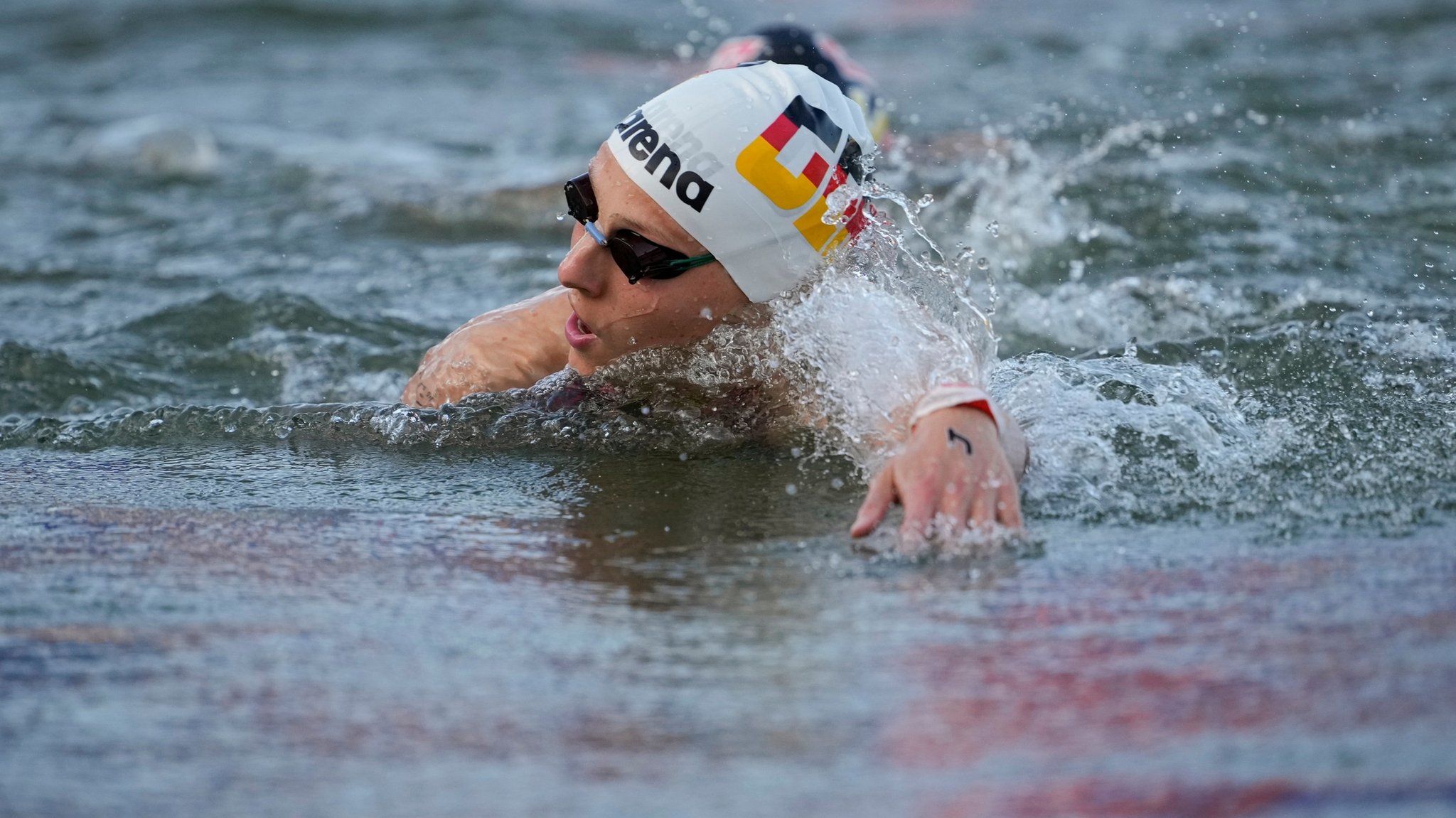 08.08.2024, Frankreich, Paris: Olympia, Paris 2024, Schwimmen, Freiwasser, Frauen, 10km, Leonie Beck aus Deutschland schwimmt in der Seine. Foto: Vadim Ghirda/AP/dpa +++ dpa-Bildfunk +++