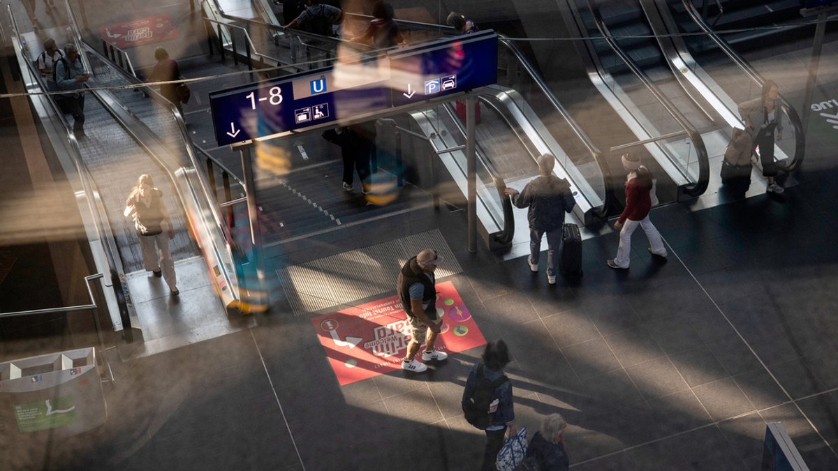 Reisende sind am Samstag im Hauptbahnhof Berlin unterwegs.