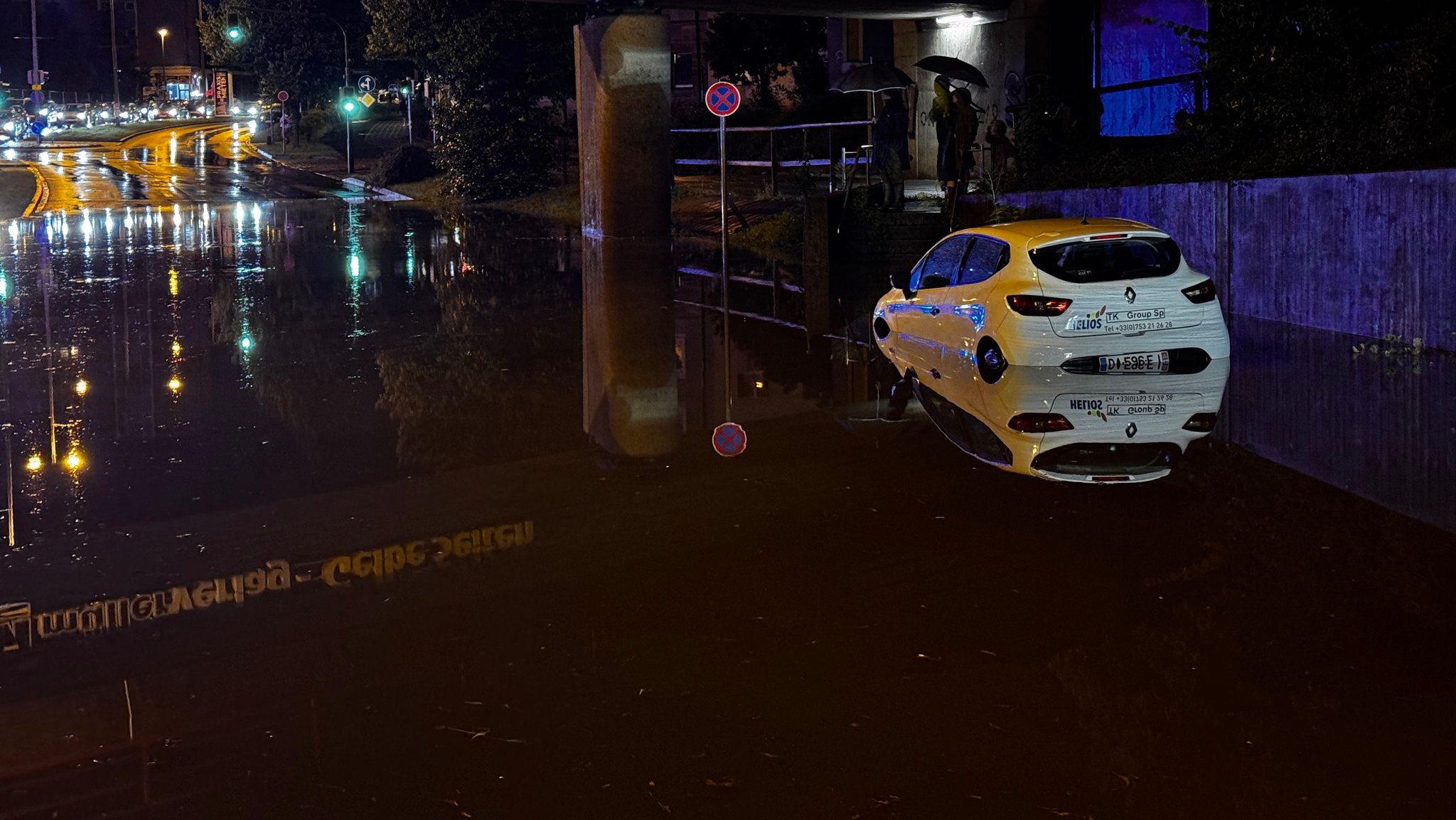 Einsatz in Nürnberg: Nach Starkregen stand eine Unterführung der Äußeren Bayreuther Straße unter Wasser. | Bild: news5 Einsatz in Nürnberg: Nach Starkregen stand eine Unterführung der Äußeren Bayreuther Straße unter Wasser.