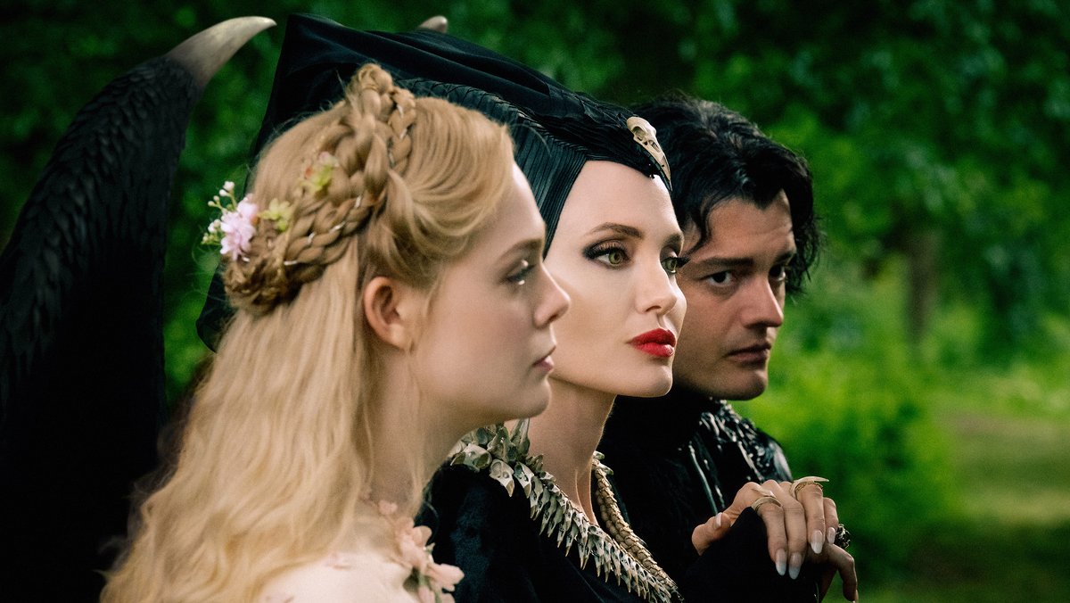 Angelina Jolie (m.) ist in "Maleficent 2" gar nicht glücklich, dass ihre Tochter heiraten will. (Filmszene)