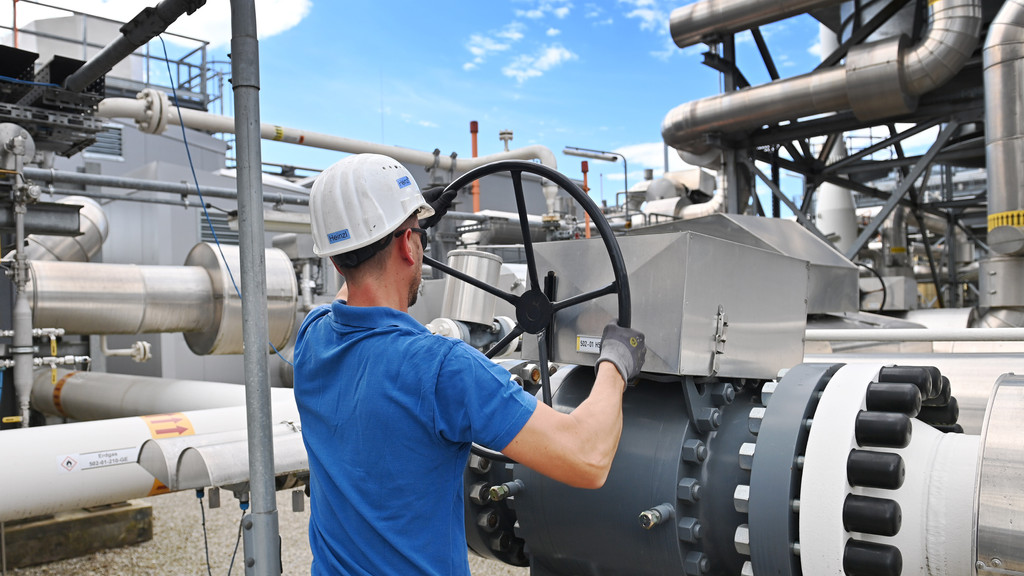 Arbeiter im Gasspeicher Haidach.