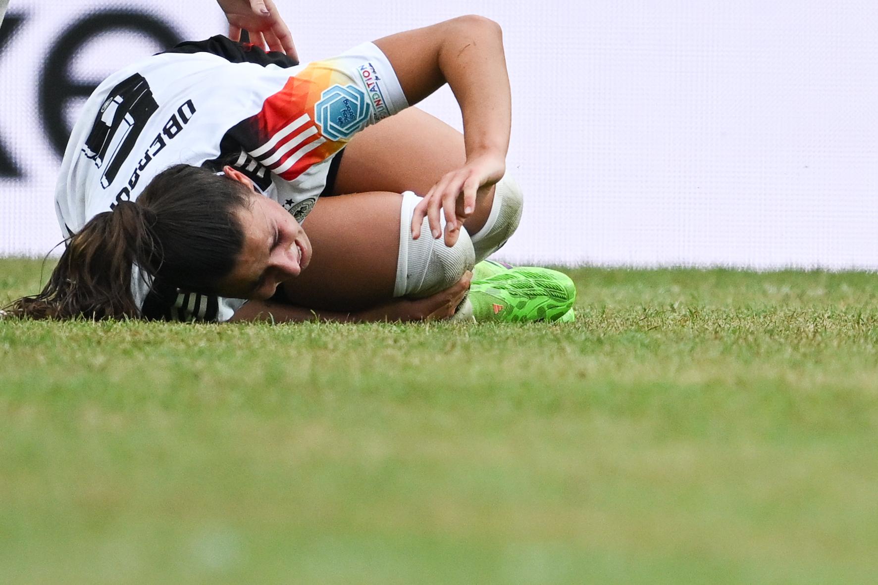 Lena Oberdorf fiel beim Spiel gegen Österreich verletzt zu Boden