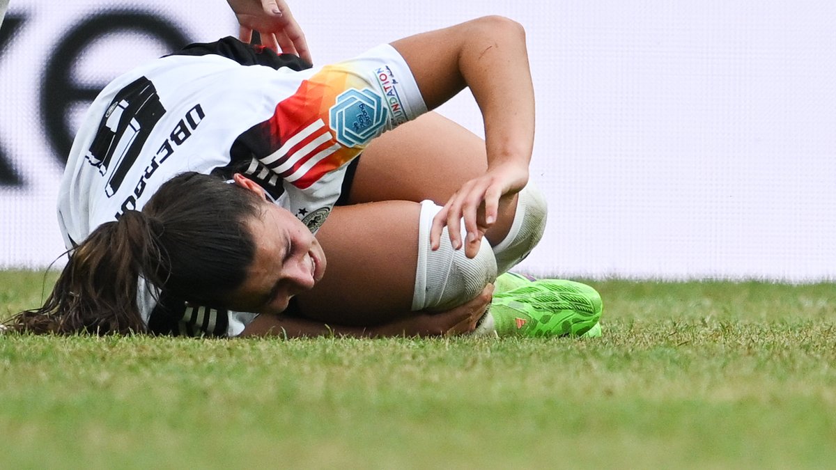 Lena Oberdorf fiel beim Spiel gegen Österreich verletzt zu Boden