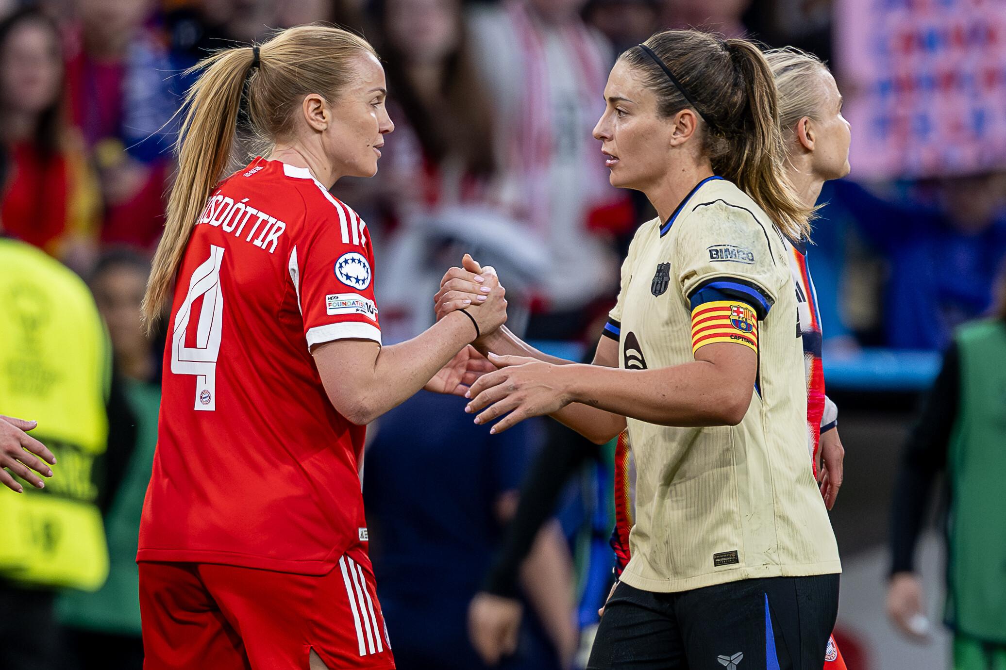 Abklatschen von Glodis Perla Viggosdottir (FC FC Bayern Munich Frauen, #04) und Alexia Putellas (FC Barcelona)