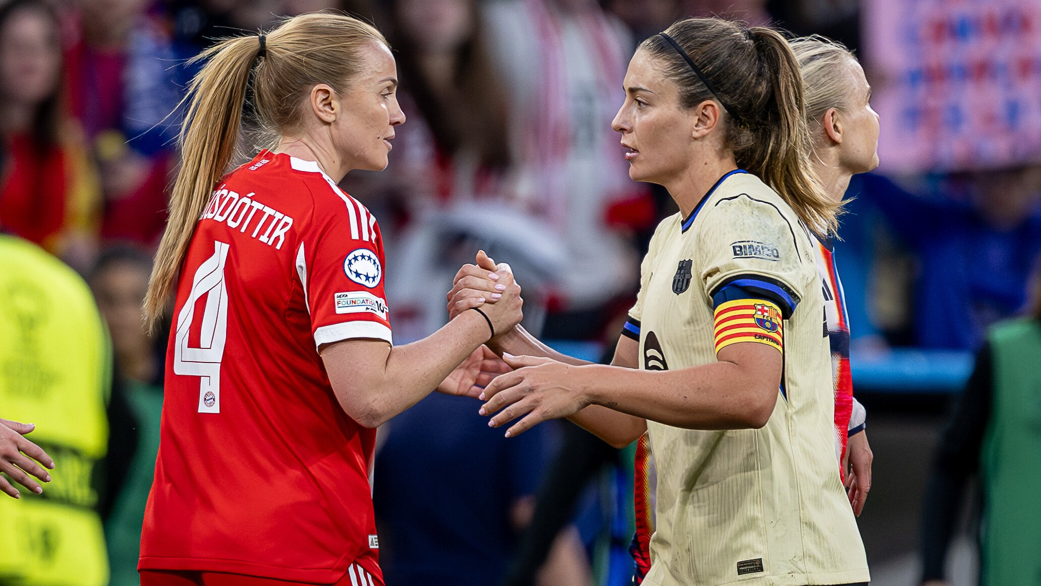 Abklatschen von Glodis Perla Viggosdottir (FC FC Bayern Munich Frauen, #04) und Alexia Putellas (FC Barcelona)
