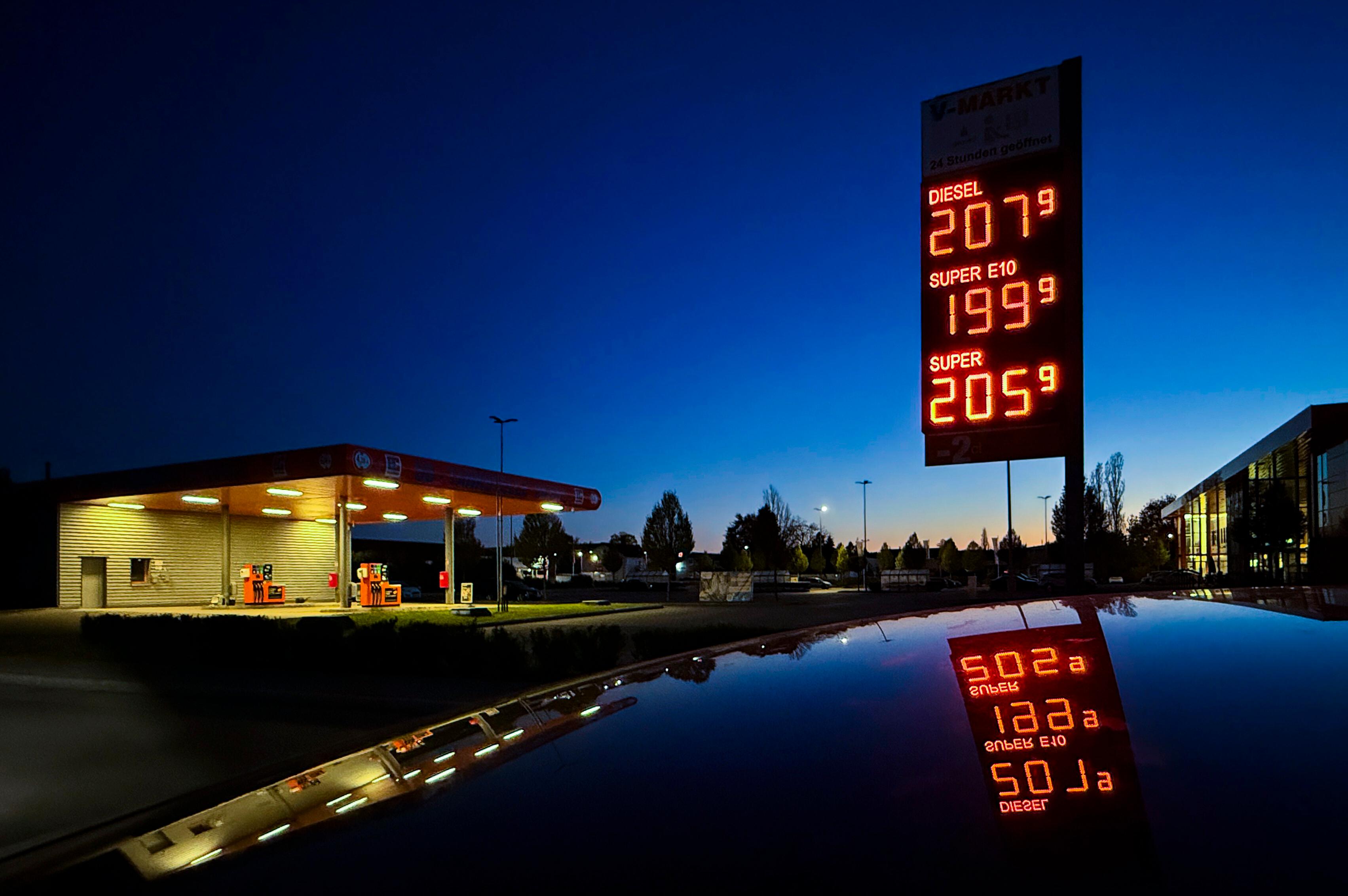 23.04.2026, Bad Woerishofen in Bayern, Spritpreisanzeige an einer Freien V-Markt-Tankstelle in Bad Wörishofen (Unterallgaeu), der Diesel kostet 2,07 Euro. Super-Benzin E10 1,99 Euro pro Liter. Super 2,05 EURO.