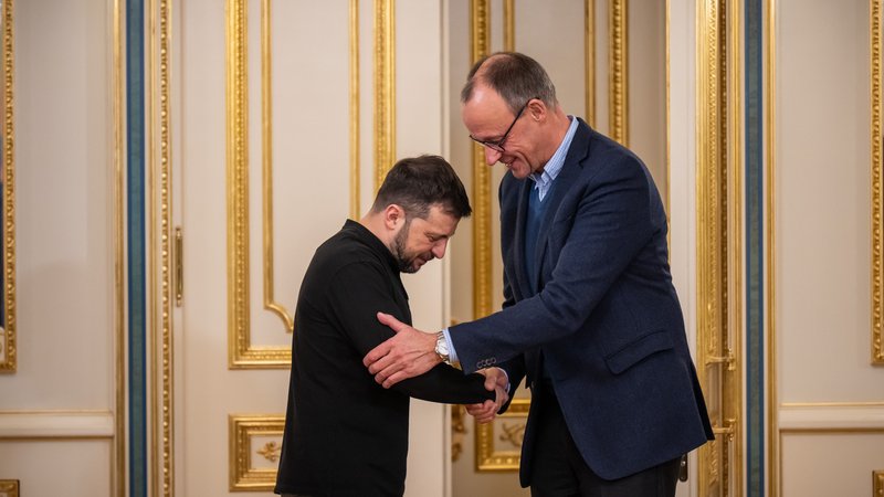 Friedrich Merz (r), Unions Kanzlerkandidat und CDU Bundesvorsitzender, steht neben Wolodymyr Selenskyj | Bild: pa/dpa/Michael Kappeler Friedrich Merz (r), Unions Kanzlerkandidat und CDU Bundesvorsitzender, steht neben Wolodymyr Selenskyj