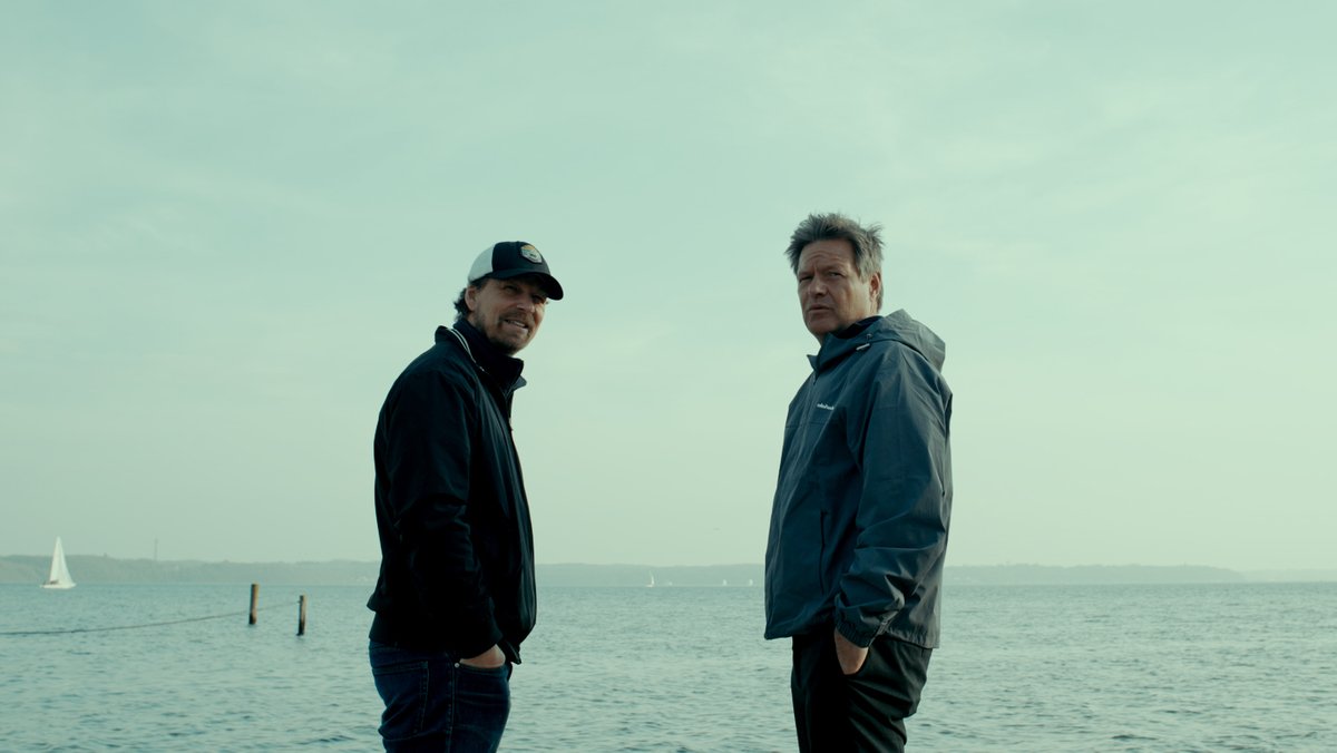 Filmemacher Lars Jessen (li.) im Gespräch mit Robert Habeck, am Strand | Bild: Florida Film / Pandora Film Filmemacher Lars Jessen (li.) im Gespräch mit Robert Habeck, am Strand