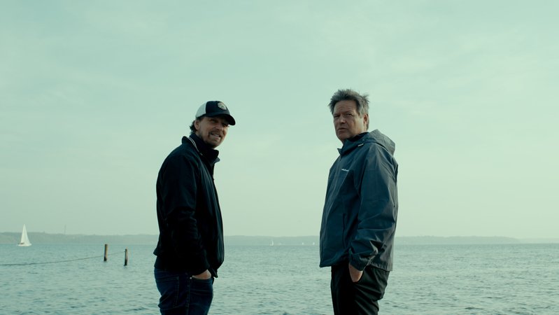 Filmemacher Lars Jessen (li.) im Gespräch mit Robert Habeck, am Strand | Bild: Florida Film / Pandora Film Filmemacher Lars Jessen (li.) im Gespräch mit Robert Habeck, am Strand
