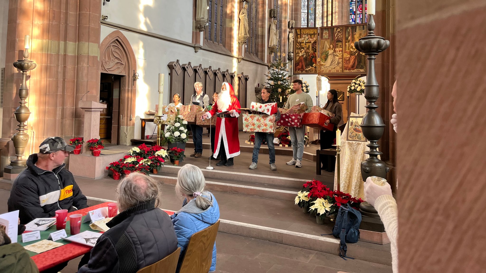 Der Weihnachtsmann kommt Jahr für Jahr zum Weihnachtsessen von Sant'Egidio. | Bild: BR / Valentin Beige Der Weihnachtsmann kommt Jahr für Jahr zum Weihnachtsessen von Sant'Egidio.