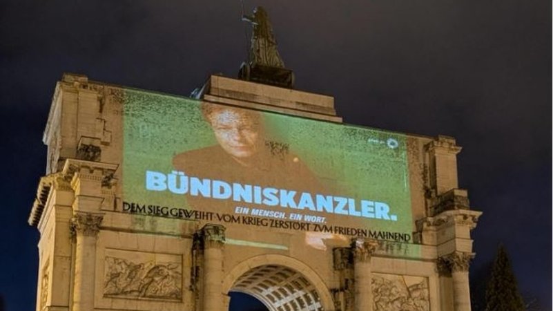 Das Siegestor wurde am Freitagabend Projektionsfläche für ein Wahlkampfmotiv der Grünen. | Bild: Instagram/Marion Mo Lüttig Das Siegestor wurde am Freitagabend Projektionsfläche für ein Wahlkampfmotiv der Grünen.
