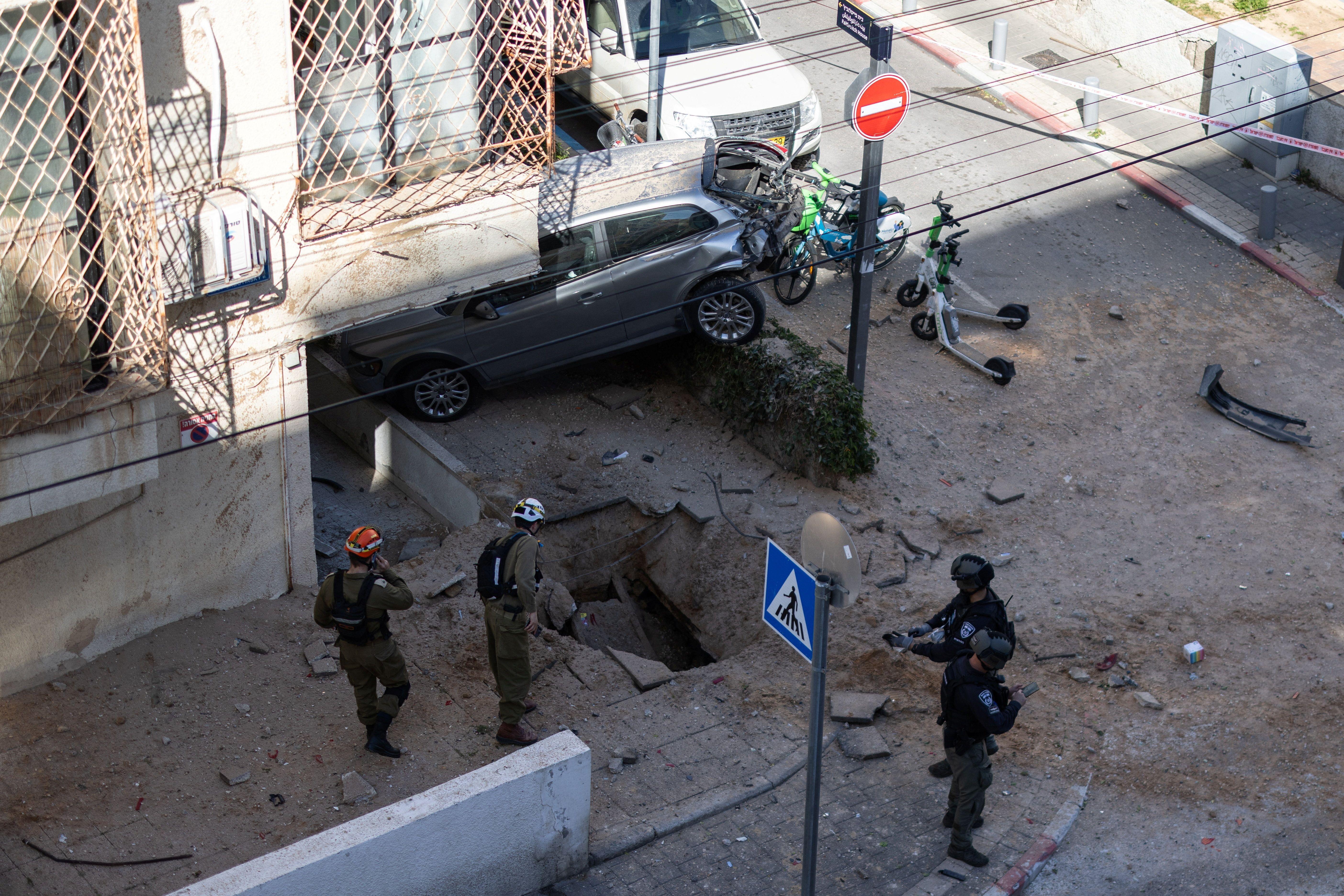 Krater auf einem Gehweg in Tel Aviv nach einem Raketeneinschlag