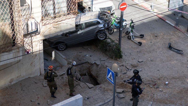 Krater auf einem Gehweg in Tel Aviv nach einem Raketeneinschlag | Bild: REUTERS/Itai Krater auf einem Gehweg in Tel Aviv nach einem Raketeneinschlag