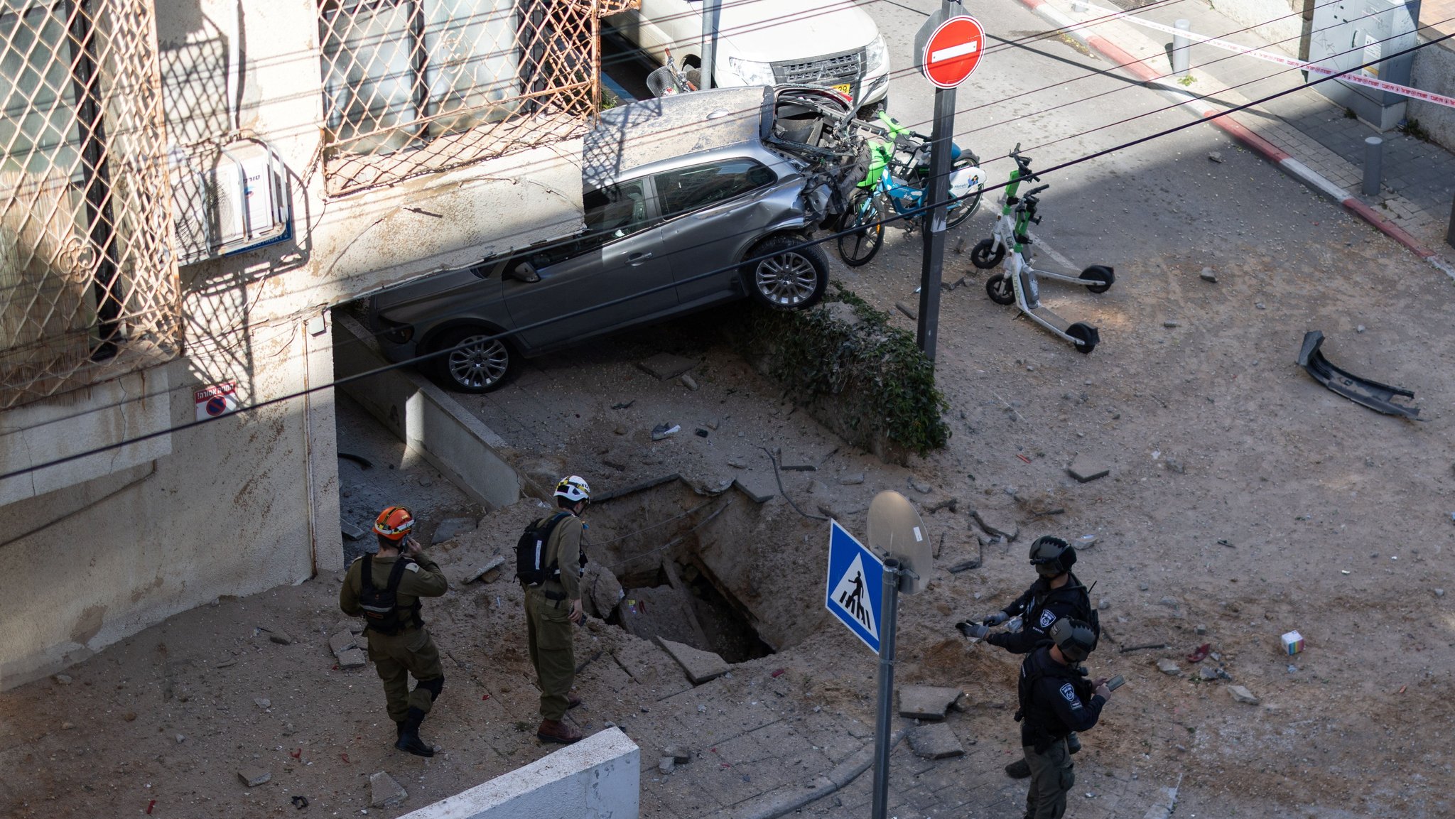 Krater auf einem Gehweg in Tel Aviv nach einem Raketeneinschlag