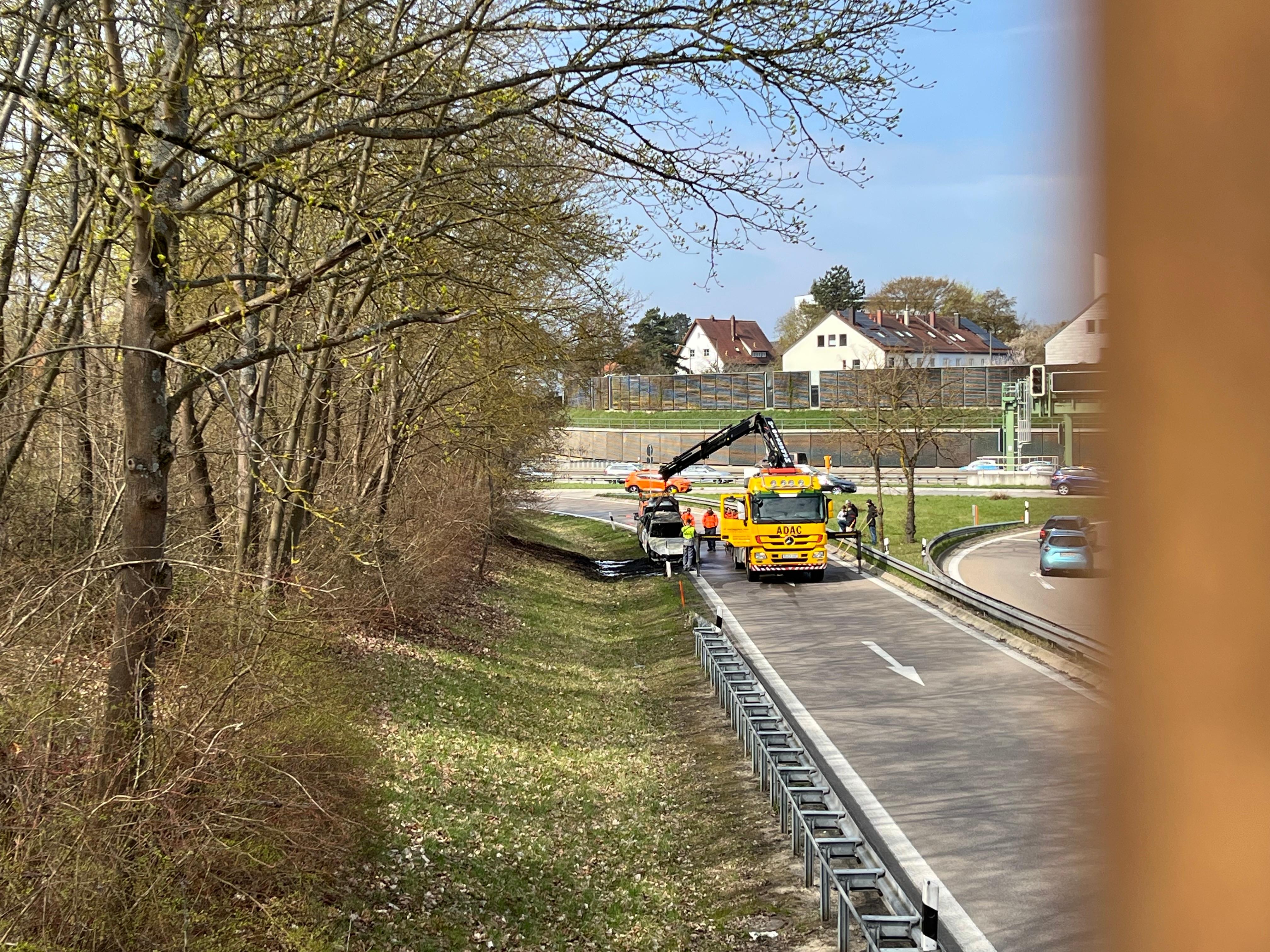 Der ADAC schleppt das ausgebrannte Auto ab.