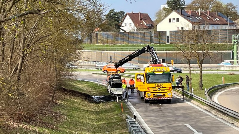 Der ADAC schleppt das ausgebrannte Auto ab. | Bild: BR/Annika Exner Der ADAC schleppt das ausgebrannte Auto ab.