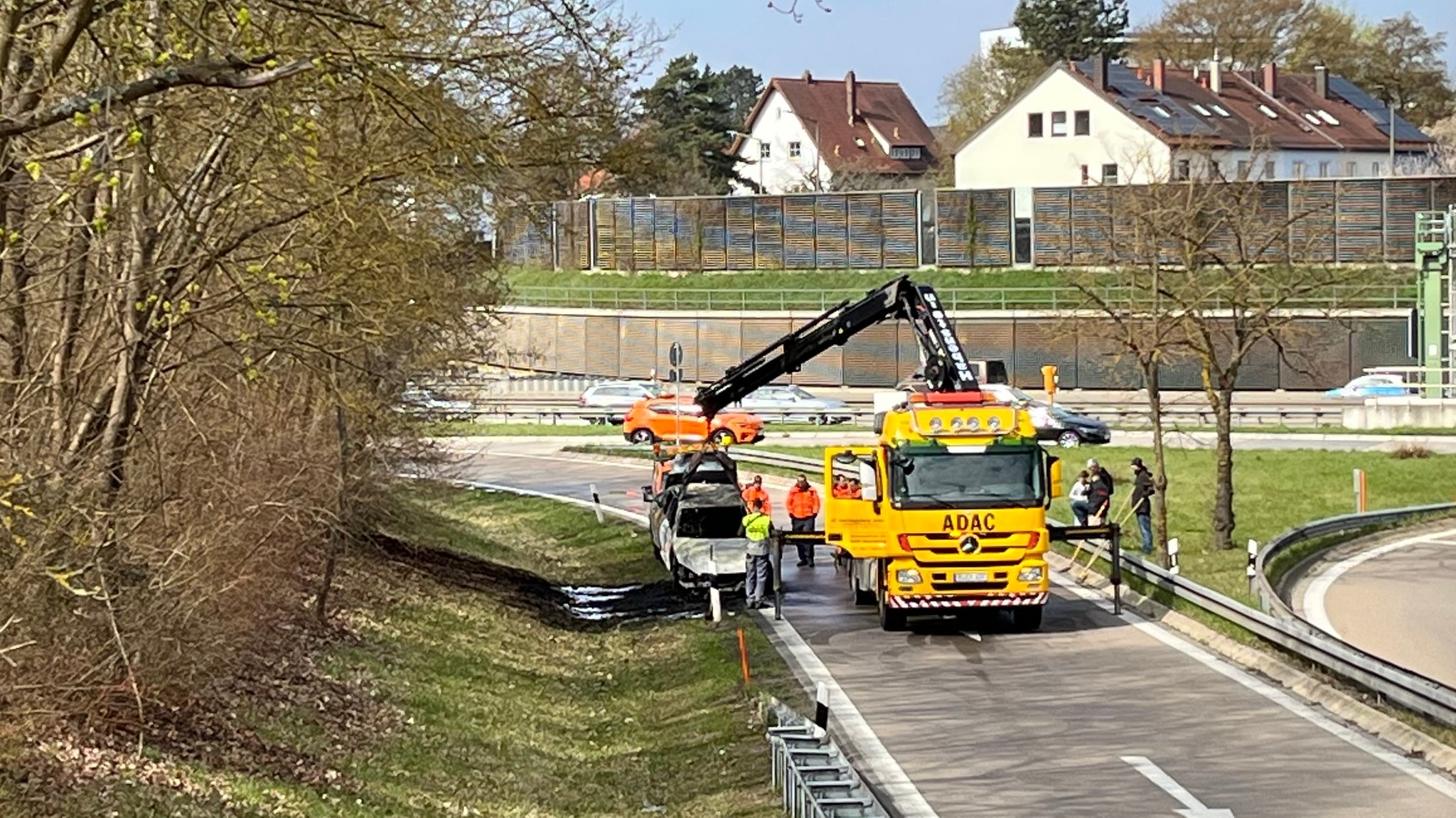 Der ADAC schleppt das ausgebrannte Auto ab.